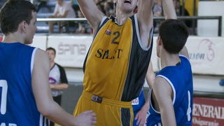 Split, 110513.
Kosarkaska dvorana Gripe.
Polufinalna utakmica Prvenstva Hrvatske za juniore izmedju Splita i Zadra.
Na fotografiji: Ivan Bender, Lovro Basic.
Foto: Vojko Basic / CROPIX