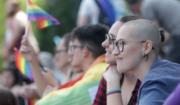 Povorka ponosa u Zagrebu: ‘Isus liječi homofobiju’, ‘Psi laju, prajdovi prolaze’, ‘Have a gay day’ i ‘Samo ljubav’