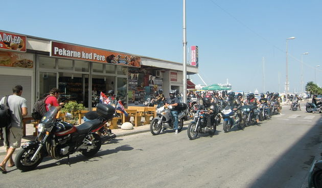 Bajkeri moto kluba Beštije obilježavaju Dan pobjede i Domovinske zahvalnosti vožnjom “Od Branimira do Zvonimira”. U 11 sati krenuli su prema Kninu na središnju proslavu. Foto: Iva Pejković