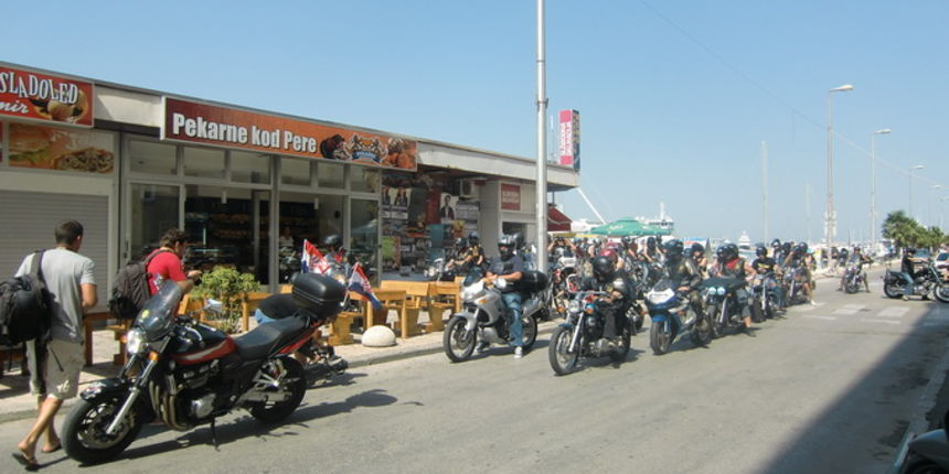 Bajkeri moto kluba Beštije obilježavaju Dan pobjede i Domovinske zahvalnosti vožnjom “Od Branimira do Zvonimira”. U 11 sati krenuli su prema Kninu na središnju proslavu. Foto: Iva Pejković