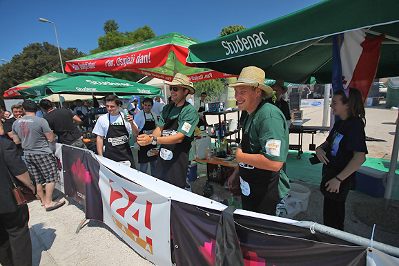 Prvenstvo u roštiljanju na zadarskoj Rivi (foto:Saša Čuka) Prvenstvo u roštiljanju na zadarskoj Rivi (foto:Saša Čuka)