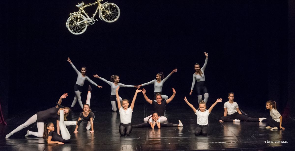 Božićna čestitka plesnog odjela Glazbene škole Blagoje Bersa