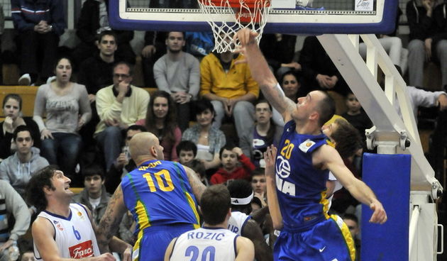 Zagreb, 130312. Kosarkaska utakmica 25. kola ABA lige izmedju kosarkasa Cibone i Zagreba.Na slici: Damir Markota (20), Mario Kasun (10), Goran Suton (6) i Marin Rozic (20)Foto: Bruno Konjevic / CROPIX