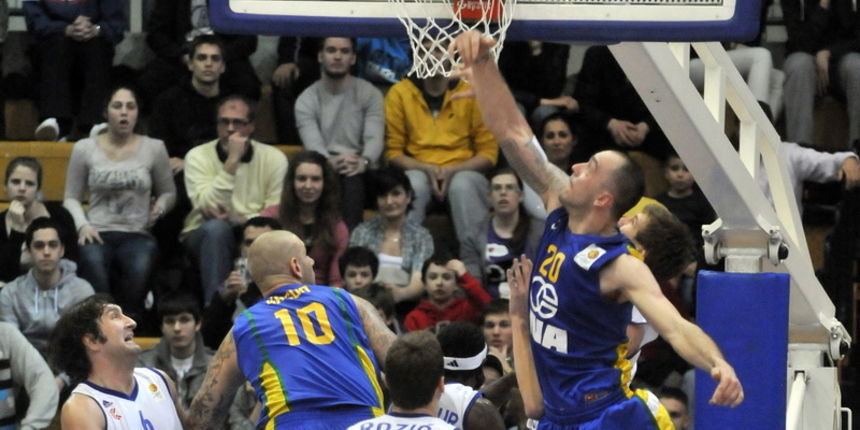 Zagreb, 130312. Kosarkaska utakmica 25. kola ABA lige izmedju kosarkasa Cibone i Zagreba.Na slici: Damir Markota (20), Mario Kasun (10), Goran Suton (6) i Marin Rozic (20)Foto: Bruno Konjevic / CROPIX