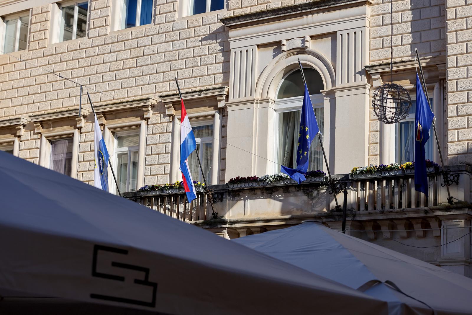 Zbog dana žalosti u Zadru su zastave na pola koplja
