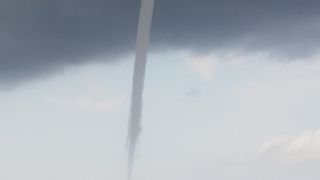 Dramatične fotografije nastale u trenutku kada je pijavica ‘poharala’ Orebić Dramatične fotografije nastale u trenutku kada je pijavica ‘poharala’ Orebić