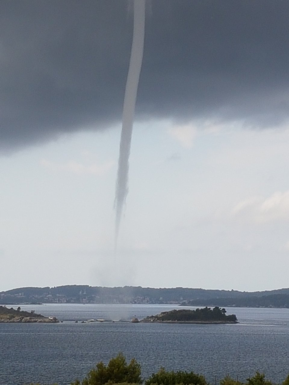 Dramatične fotografije nastale u trenutku kada je pijavica ‘poharala’ Orebić Dramatične fotografije nastale u trenutku kada je pijavica ‘poharala’ Orebić
