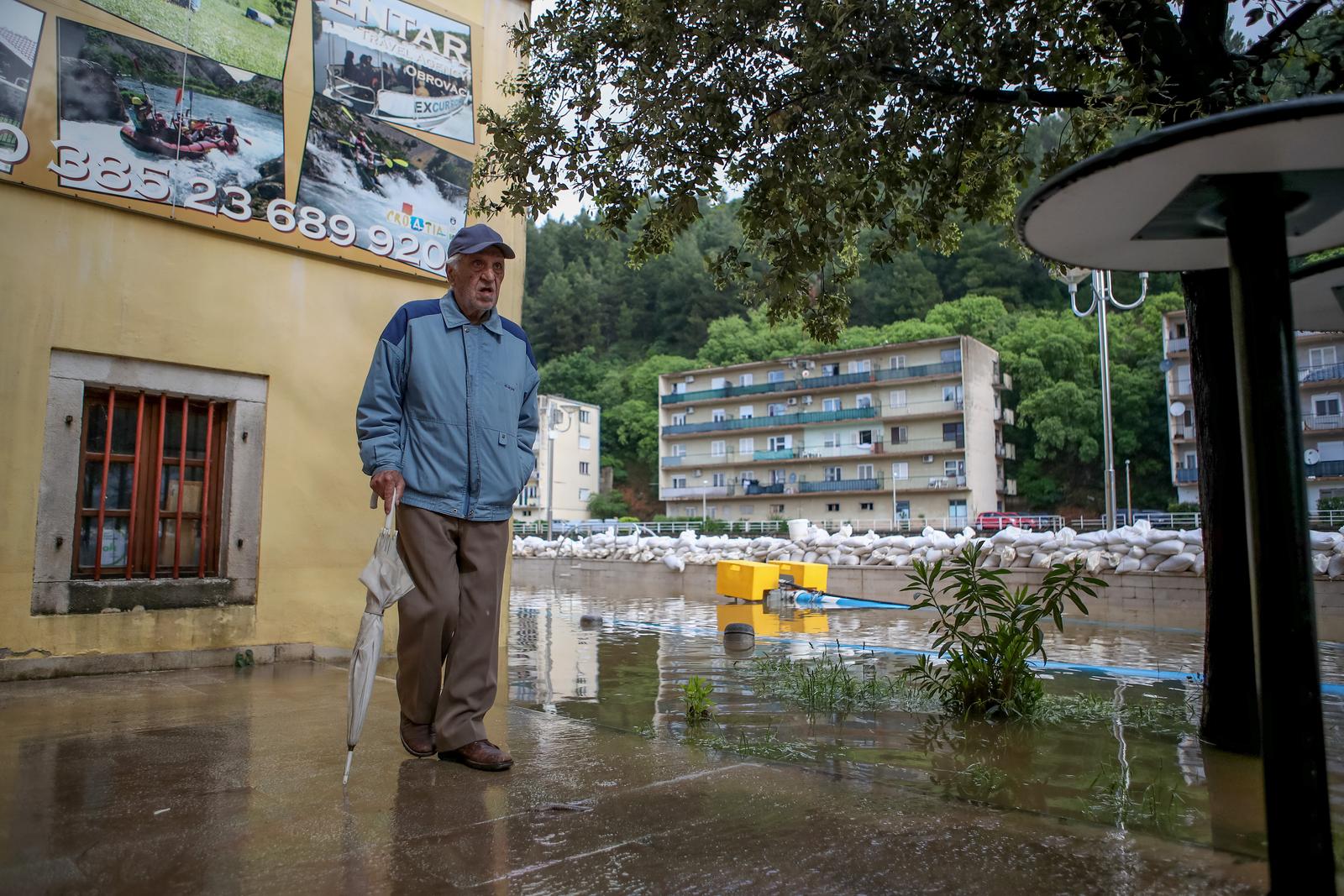 Obrovac: Poplava se polako povlači, stanovnici spašavaju stvari iz domova