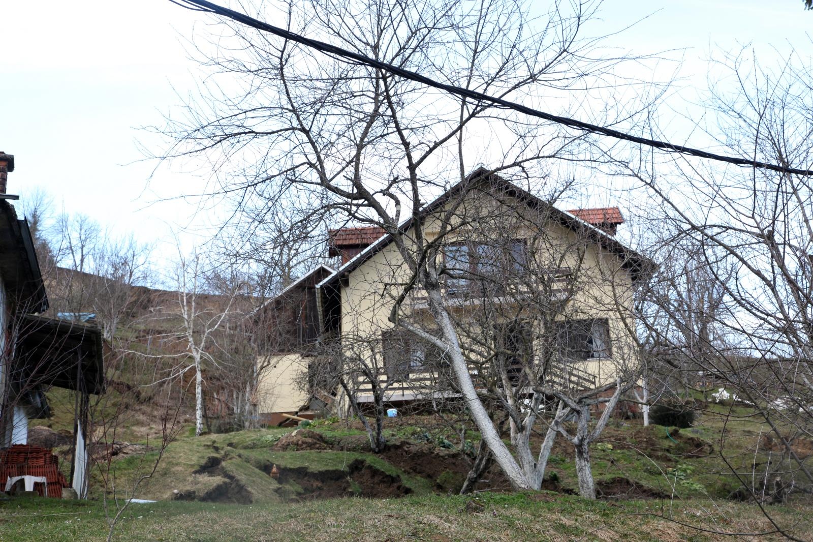 Hrvatska Kostajnica: u odronu stijene potpuno uništeno sedam kuća