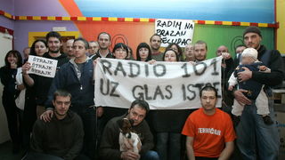Zagreb, 081110.
Radio 101, Gajeva ulica.
Dio zaposlenika i honorarnih djelatnika Radija 101 usao je u strajk upozorenja, koji ce trajati od 8 do 14 sati, nakon cega se redovni program nastavlja. Racun Radija 101 je blokiran, posljednja placa zaposlenim dj Zagreb, 081110.
Radio 101, Gajeva ulica.
Dio zaposlenika i honorarnih djelatnika Radija 101 usao je u strajk upozorenja, koji ce trajati od 8 do 14 sati, nakon cega se redovni program nastavlja. Racun Radija 101 je blokiran, posljednja placa zaposlenim dj