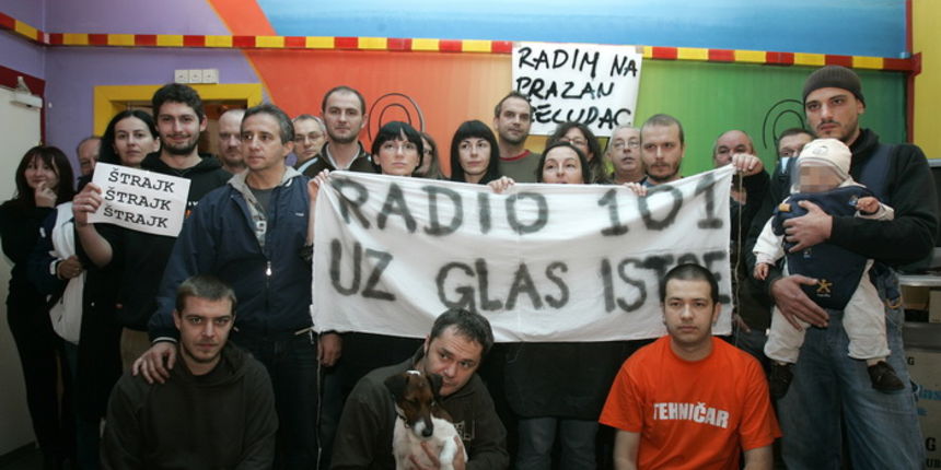 Zagreb, 081110.
Radio 101, Gajeva ulica.
Dio zaposlenika i honorarnih djelatnika Radija 101 usao je u strajk upozorenja, koji ce trajati od 8 do 14 sati, nakon cega se redovni program nastavlja. Racun Radija 101 je blokiran, posljednja placa zaposlenim dj