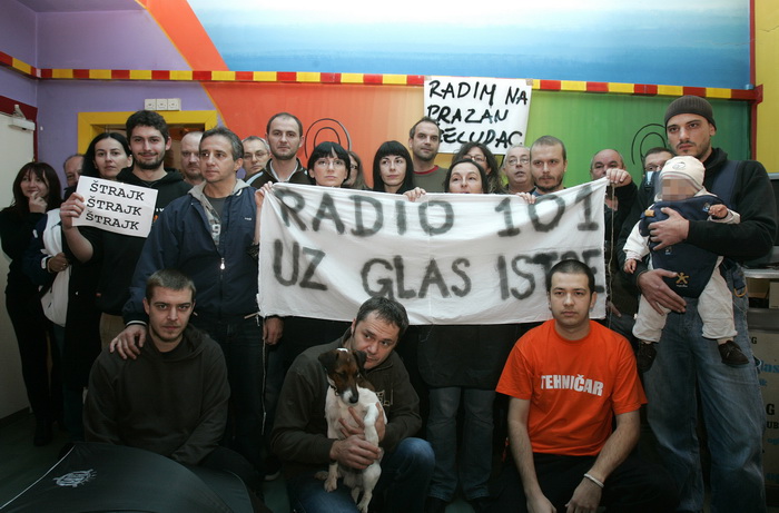 Zagreb, 081110.
Radio 101, Gajeva ulica.
Dio zaposlenika i honorarnih djelatnika Radija 101 usao je u strajk upozorenja, koji ce trajati od 8 do 14 sati, nakon cega se redovni program nastavlja. Racun Radija 101 je blokiran, posljednja placa zaposlenim dj Zagreb, 081110.
Radio 101, Gajeva ulica.
Dio zaposlenika i honorarnih djelatnika Radija 101 usao je u strajk upozorenja, koji ce trajati od 8 do 14 sati, nakon cega se redovni program nastavlja. Racun Radija 101 je blokiran, posljednja placa zaposlenim dj