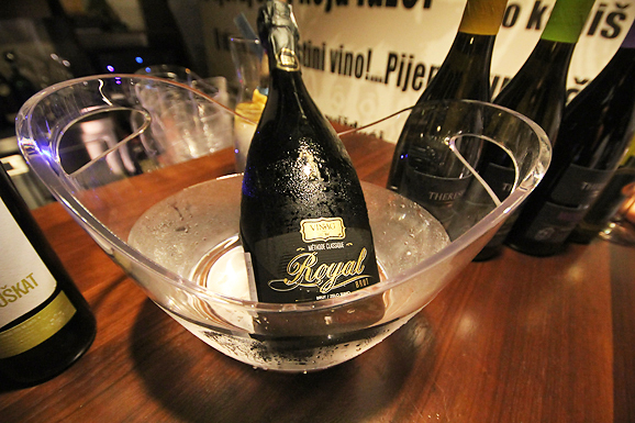 Degustacija vina mariborske vinarije Vinag u Restoran Baru Atrij Degustacija vina mariborske vinarije Vinag u Restoran Baru Atrij