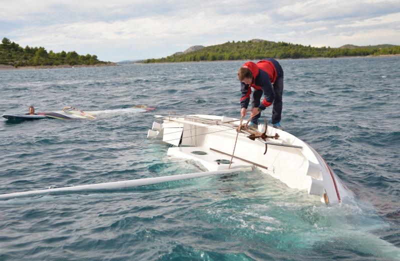 Ministra Hajdaša Dončića i posadu spašavali iz prevrnutog broda na regati Latinsko idro, Photo: Duško Jaramaz/PIXSELL