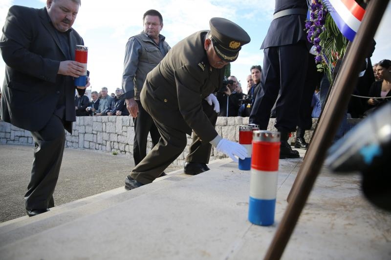 Kolonom sjećanja i polaganjem vijenaca obilježena 23. obljetnica stradanja Škabrnje, Foto: Filip Brala/PIXSELL Kolonom sjećanja i polaganjem vijenaca obilježena 23. obljetnica stradanja Škabrnje, Foto: Filip Brala/PIXSELL