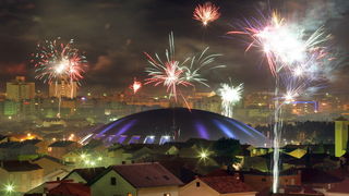Zadar, 010111.
Mnogi su Zadrani Novu godinu docekali na gradskom trgovima uz nastupe lokalnih grupa.Kako varometa u sluzbenoj organizaciji nije bilo gradjani su se sami pobrinuli za novogodisnji ugodjaj.
Na slici: panorama Zadra u novogodisnjoj noci.
Foto