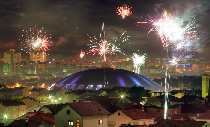 Zadar, 010111.
Mnogi su Zadrani Novu godinu docekali na gradskom trgovima uz nastupe lokalnih grupa.Kako varometa u sluzbenoj organizaciji nije bilo gradjani su se sami pobrinuli za novogodisnji ugodjaj.
Na slici: panorama Zadra u novogodisnjoj noci.
Foto