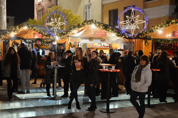 Advent u Zadru: Pavel raspjevao i rasplesao Zadrane na Trgu Petra Zoranića. Foto: Iva Perinčić Advent u Zadru: Pavel raspjevao i rasplesao Zadrane na Trgu Petra Zoranića. Foto: Iva Perinčić