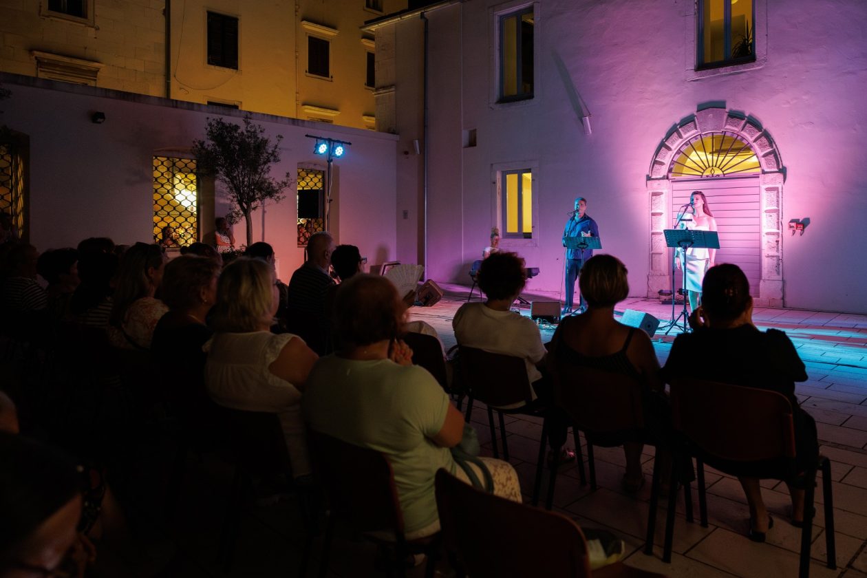 Večer evergreena u atriju palače Cedulin