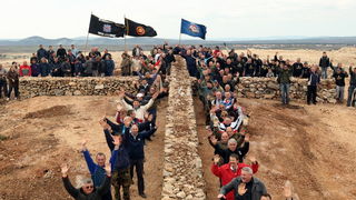 Skabrnja, 230313.
Na Razovljevoj glavici u Skabrnji, uz put koji ce prolaziti uokolo buducega Memorijalnog centra, jutros je izgradjen kriz u suhozidu. U gradnji kriza dimenzija 24 puta 15 metara, visine 80 centimetara te sirine jednog metra sudjelovalo j Skabrnja, 230313.
Na Razovljevoj glavici u Skabrnji, uz put koji ce prolaziti uokolo buducega Memorijalnog centra, jutros je izgradjen kriz u suhozidu. U gradnji kriza dimenzija 24 puta 15 metara, visine 80 centimetara te sirine jednog metra sudjelovalo j