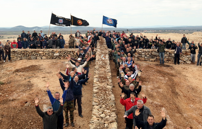 Skabrnja, 230313.
Na Razovljevoj glavici u Skabrnji, uz put koji ce prolaziti uokolo buducega Memorijalnog centra, jutros je izgradjen kriz u suhozidu. U gradnji kriza dimenzija 24 puta 15 metara, visine 80 centimetara te sirine jednog metra sudjelovalo j Skabrnja, 230313.
Na Razovljevoj glavici u Skabrnji, uz put koji ce prolaziti uokolo buducega Memorijalnog centra, jutros je izgradjen kriz u suhozidu. U gradnji kriza dimenzija 24 puta 15 metara, visine 80 centimetara te sirine jednog metra sudjelovalo j