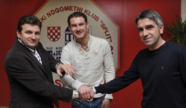 Split, 260111. HNL-RNK Split. Ivica Krizanac, bivsi branic Zenita i hrvatski reprezentativac sa Slavenom Zuzulom predsjednikom RNK Split i sportskim direktorom Nenadom Pralijom u prostorijama kluba. Ivica Krizanac potpisao je 1,5 godisnji ugovor sa RNK Sp
