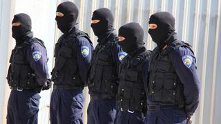 U prigodi Dana hrvatske policije i njihovog zaštitnika Sv.Mihovila danas je u PU Zadarskoj održana prigodna svečanost.U nastavku svečanosti, pokaznu vježbu samoobrane izveli su pripadnici interventne jedinice PU Zadarske te su podijeljena priznanja nagrađ U prigodi Dana hrvatske policije i njihovog zaštitnika Sv.Mihovila danas je u PU Zadarskoj održana prigodna svečanost.U nastavku svečanosti, pokaznu vježbu samoobrane izveli su pripadnici interventne jedinice PU Zadarske te su podijeljena priznanja nagrađ