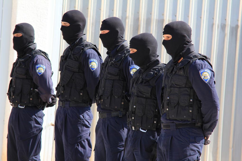 U prigodi Dana hrvatske policije i njihovog zaštitnika Sv.Mihovila danas je u PU Zadarskoj održana prigodna svečanost.U nastavku svečanosti, pokaznu vježbu samoobrane izveli su pripadnici interventne jedinice PU Zadarske te su podijeljena priznanja nagrađ U prigodi Dana hrvatske policije i njihovog zaštitnika Sv.Mihovila danas je u PU Zadarskoj održana prigodna svečanost.U nastavku svečanosti, pokaznu vježbu samoobrane izveli su pripadnici interventne jedinice PU Zadarske te su podijeljena priznanja nagrađ