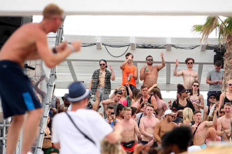 Zrće: Drugi dan Hideout festivala privukao je mnogobrojnu publiku na after beach party, Photo: Luka Stanzl/PIXSELL Zrće: Drugi dan Hideout festivala privukao je mnogobrojnu publiku na after beach party, Photo: Luka Stanzl/PIXSELL