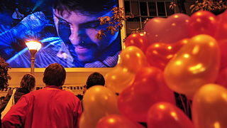 Skopje, 061011.
Fanovi megazvijezde Tose Proeskog i dalje obiljezavaju 5 listopad, dan kada je odrzao svoj posljednji koncert u Skopju.Tim se povodom na trgu ‘Makedonija’ u Skopju odrzala tradicionalna manifestacija ‘Zvjezdano nebo za Tosu’ koja je tra Skopje, 061011.
Fanovi megazvijezde Tose Proeskog i dalje obiljezavaju 5 listopad, dan kada je odrzao svoj posljednji koncert u Skopju.Tim se povodom na trgu ‘Makedonija’ u Skopju odrzala tradicionalna manifestacija ‘Zvjezdano nebo za Tosu’ koja je tra