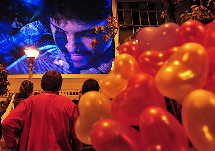 Skopje, 061011.
Fanovi megazvijezde Tose Proeskog i dalje obiljezavaju 5 listopad, dan kada je odrzao svoj posljednji koncert u Skopju.Tim se povodom na trgu ‘Makedonija’ u Skopju odrzala tradicionalna manifestacija ‘Zvjezdano nebo za Tosu’ koja je tra Skopje, 061011.
Fanovi megazvijezde Tose Proeskog i dalje obiljezavaju 5 listopad, dan kada je odrzao svoj posljednji koncert u Skopju.Tim se povodom na trgu ‘Makedonija’ u Skopju odrzala tradicionalna manifestacija ‘Zvjezdano nebo za Tosu’ koja je tra