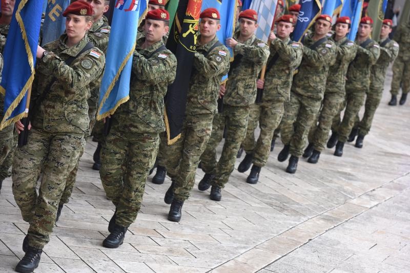 Paljenjem svijeća i polaganjem vijenaca, te mimohodom postrojbi započelo svečano obilježavanje 23. obljetnice VRO Maslenica. Foto. Dino Stanin/PIXSELL Paljenjem svijeća i polaganjem vijenaca, te mimohodom postrojbi započelo svečano obilježavanje 23. obljetnice VRO Maslenica. Foto. Dino Stanin/PIXSELL