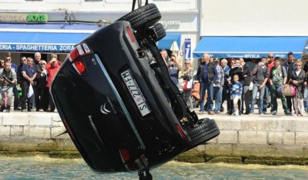 Šibenik: 80 tisuća kuna vrijedan auto završio u moru, foto: Hrvoje Jelavić/PIXSELL Šibenik: 80 tisuća kuna vrijedan auto završio u moru, foto: Hrvoje Jelavić/PIXSELL