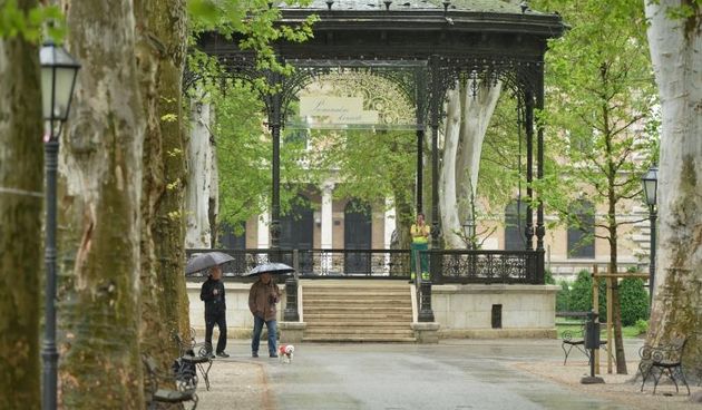 Kisni dan u gradu opustosio gradske ulice. Photo: Marko Lukunic/PIXSELL