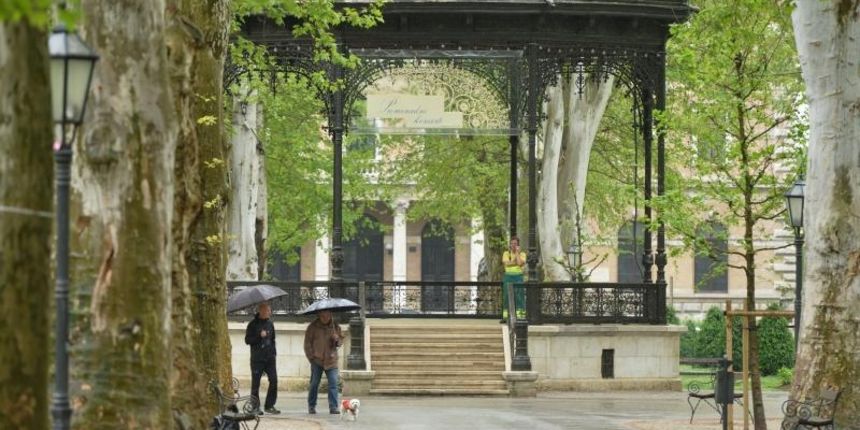 Kisni dan u gradu opustosio gradske ulice. Photo: Marko Lukunic/PIXSELL