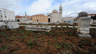 Zadar, 120313.
Radnici tvrtke Nasadi vrse radove obnove travnjaka na antickom Forumu ispred crkve svetog Donata.
Na fotografiji: radovi obnove travnjaka.
Foto: Luka Gerlanc / CROPIX Zadar, 120313.
Radnici tvrtke Nasadi vrse radove obnove travnjaka na antickom Forumu ispred crkve svetog Donata.
Na fotografiji: radovi obnove travnjaka.
Foto: Luka Gerlanc / CROPIX