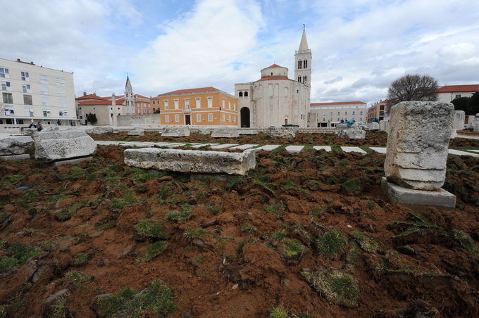 Zadar, 120313.
Radnici tvrtke Nasadi vrse radove obnove travnjaka na antickom Forumu ispred crkve svetog Donata.
Na fotografiji: radovi obnove travnjaka.
Foto: Luka Gerlanc / CROPIX Zadar, 120313.
Radnici tvrtke Nasadi vrse radove obnove travnjaka na antickom Forumu ispred crkve svetog Donata.
Na fotografiji: radovi obnove travnjaka.
Foto: Luka Gerlanc / CROPIX