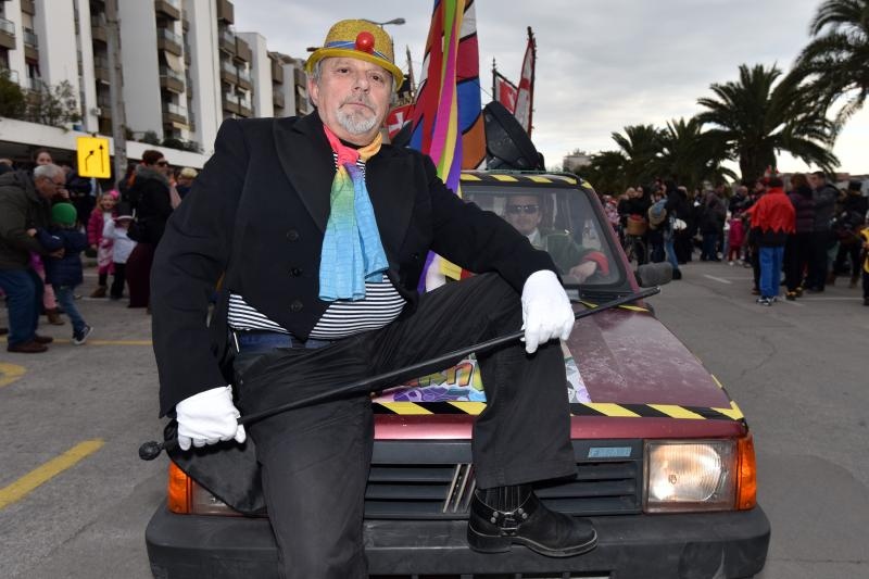 Karnevalska povorka okupila se na parkiralistu kod ‘Ljepotice’ a potom je krenula prema sredisnjem gradskom Trgu. Photo: Dino Stanin/PIXSELL