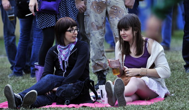 Zagreb, 220610.
Na Jarunu se od 21.-23.06. odrzava glazbeni spektakl T-Mobile INmusic festival na kojem ce nastupiti mnogobrojni izvodjaci kako iz zemlje tako i svijeta. Drugi dan festivala.
Na fotografiji: publika.
Foto: Boris Kovacev / CROPIX