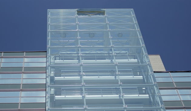 Zagreb, 070612.
Savska ulica.
Oko 10 jedna staklena ploha pala je sa nebodera T-Coma u Savskoj na nogostup i dio ceste. Na srecu nema ozlijedjenih, no zbog stakla otezano je prometovanje ulicom.
Foto: Marko Todorov / CROPIX