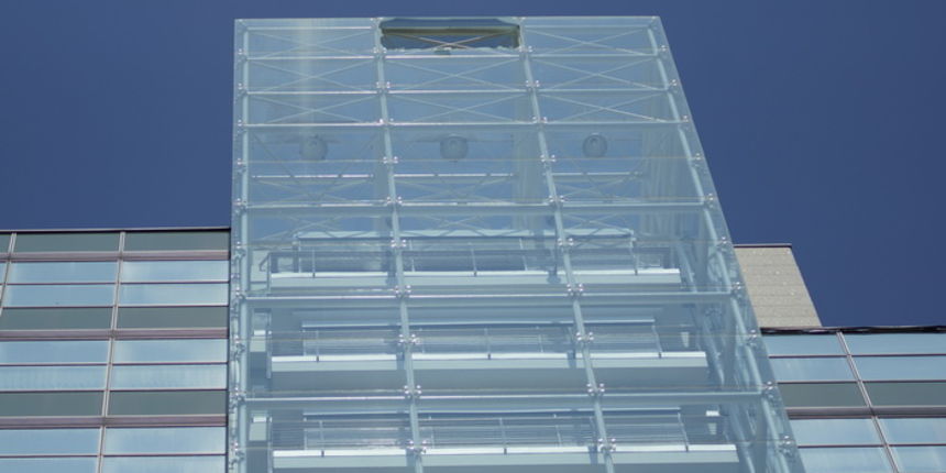 Zagreb, 070612.
Savska ulica.
Oko 10 jedna staklena ploha pala je sa nebodera T-Coma u Savskoj na nogostup i dio ceste. Na srecu nema ozlijedjenih, no zbog stakla otezano je prometovanje ulicom.
Foto: Marko Todorov / CROPIX Zagreb, 070612.
Savska ulica.
Oko 10 jedna staklena ploha pala je sa nebodera T-Coma u Savskoj na nogostup i dio ceste. Na srecu nema ozlijedjenih, no zbog stakla otezano je prometovanje ulicom.
Foto: Marko Todorov / CROPIX