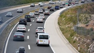 Zbog orkanske bure promet autocestom A1 odvija se otežano. Photo: Dino Stanin/PIXSELL