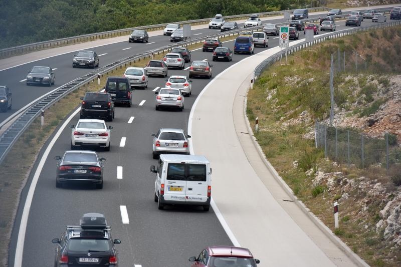 Zbog orkanske bure promet autocestom A1 odvija se otežano. Photo: Dino Stanin/PIXSELL