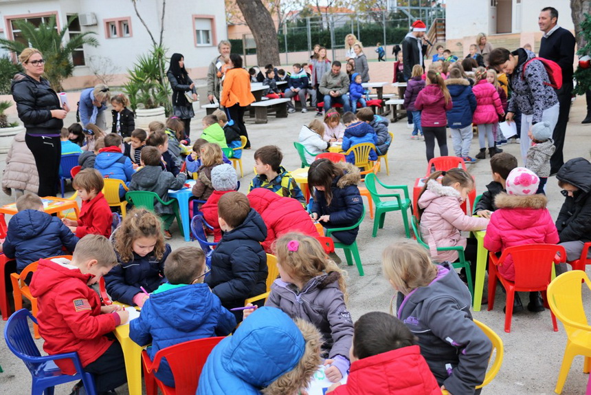 Sveti Nikola darivao mališane na Viru, Krampus bez posla Sveti Nikola darivao mališane na Viru, Krampus bez posla