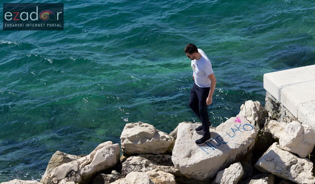 Đir po gradu 8. travnja 2017. šetnja uz more, mladić