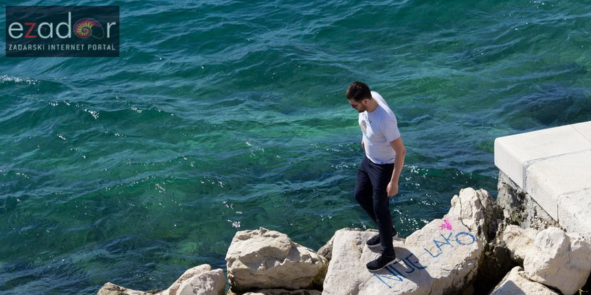 Đir po gradu 8. travnja 2017. šetnja uz more, mladić