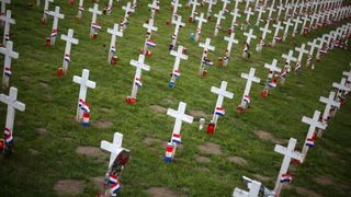 Vukovar: Lampioni osvjetljavaju 938 bijelih križeva na Memorijalnom groblju. Foto: Grgur Žućko/PIXSELL Vukovar: Lampioni osvjetljavaju 938 bijelih križeva na Memorijalnom groblju. Foto: Grgur Žućko/PIXSELL