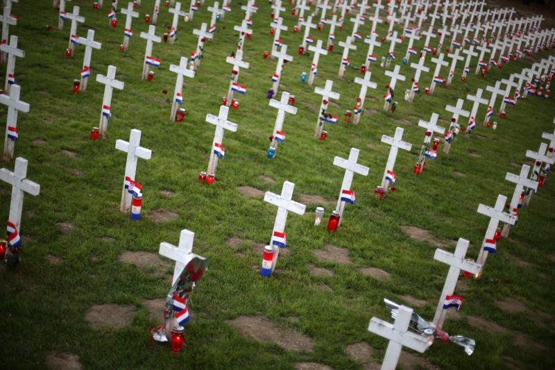 Vukovar: Lampioni osvjetljavaju 938 bijelih križeva na Memorijalnom groblju. Foto: Grgur Žućko/PIXSELL Vukovar: Lampioni osvjetljavaju 938 bijelih križeva na Memorijalnom groblju. Foto: Grgur Žućko/PIXSELL