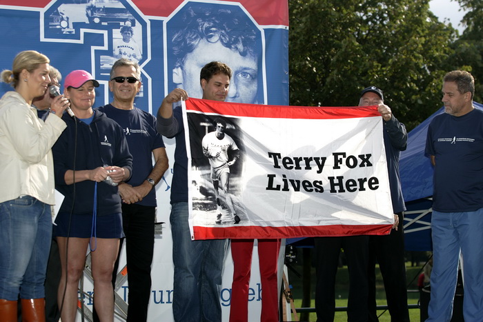 Zagreb, 190910.
Danas se na malom Jarunskom jezeru odrzava humanitarna manifestacija Terry Fox Run koja je pod pokroviteljstvom predsjednika drzave Ive Josipovica, Vlade RH i Grada Zagreba. Gradjani mogu sudjelovati trcanjem, hodanjem, rolanjem i voznjom