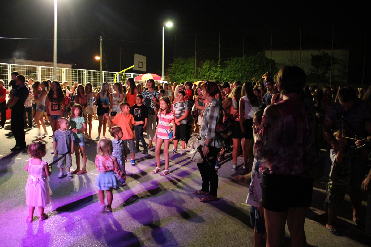 Na Stanovima se Kraljica mira slavi već preko 20 godina, a sinoćnjim misnim slavljem, procesijom i kasnije koncertom na školskom igralištu Stanarci su proslavili još jednu feštu. Koncert su održali grupa Dalmatico i Ivica Sikirić Ićo, foto: I. Perinčić Na Stanovima se Kraljica mira slavi već preko 20 godina, a sinoćnjim misnim slavljem, procesijom i kasnije koncertom na školskom igralištu Stanarci su proslavili još jednu feštu. Koncert su održali grupa Dalmatico i Ivica Sikirić Ićo, foto: I. Perinčić